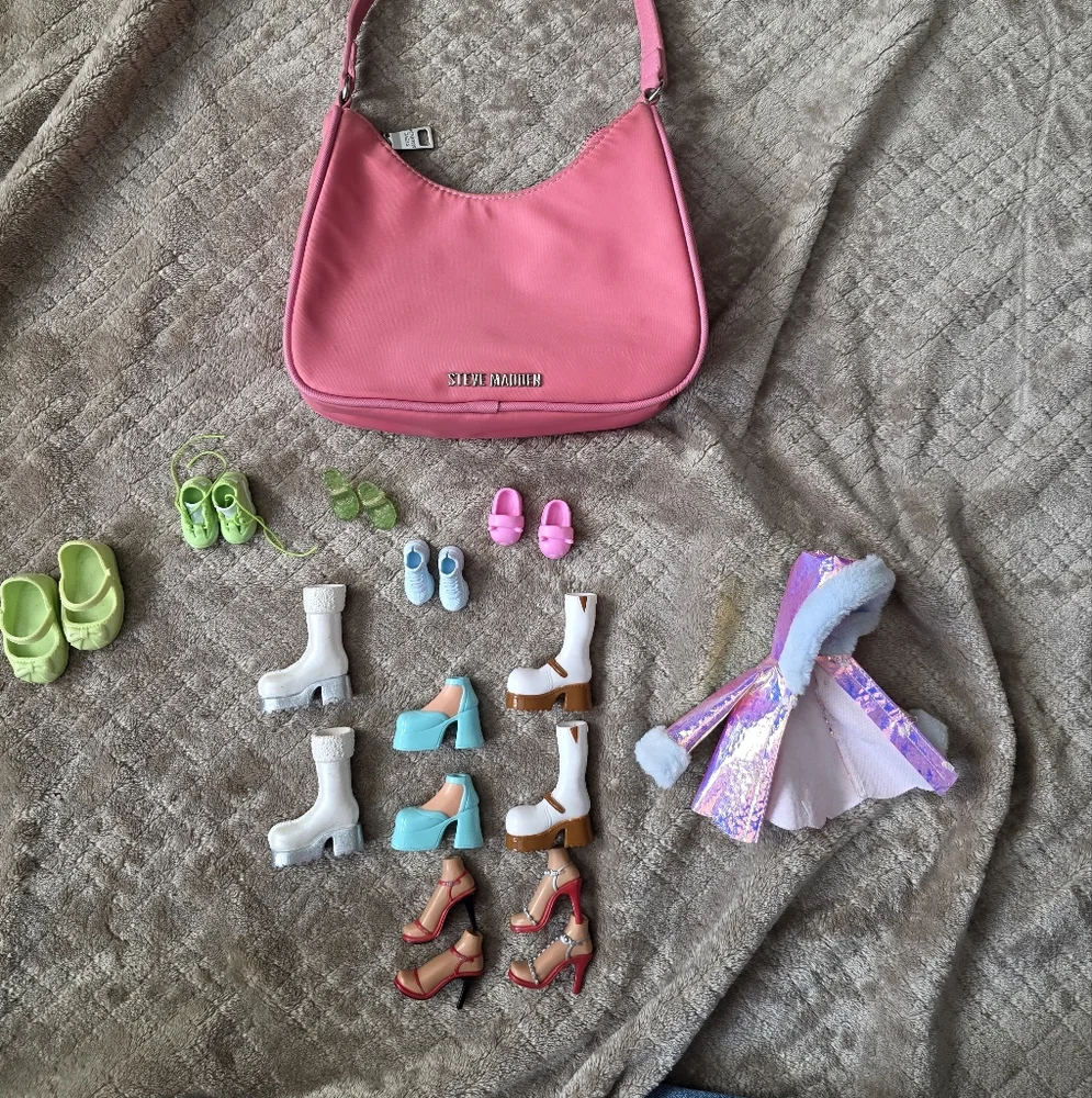 Pink Steve Madden Shoulder Bag with Assorted Doll‎ Shoes and Outfit Bratz Shoes